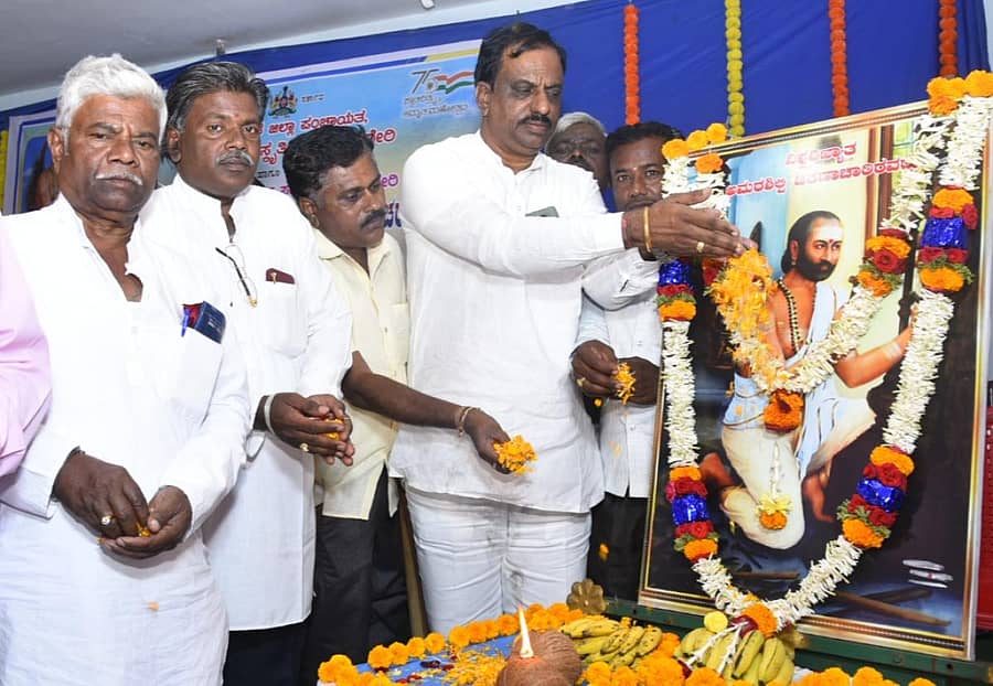 ಹಾವೇರಿಯ ದಾನೇಶ್ವರಿ ನಗರದ ಪದವಿ ಪೂರ್ವ ಕಾಲೇಜುಗಳ ನೌಕರರ ಭವನದಲ್ಲಿ ಸೋಮವಾರ ಆಯೋಜಿಸಿದ್ದ ಅಮರಶಿಲ್ಪಿ ಜಕಣಾಚಾರಿ ಸಂಸ್ಮರಣಾ ದಿನಾಚರಣೆ ಕಾರ್ಯಕ್ರಮದಲ್ಲಿ ನಗರಸಭೆ ಅಧ್ಯಕ್ಷ ಸಂಜೀವಕುಮಾರ ನೀರಲಗಿ ಮತ್ತು ಗಣ್ಯರು ಜಕಣಾಚಾರಿ ಭಾವಚಿತ್ರಕ್ಕೆ ಪುಷ್ಪನಮನ ಸಲ್ಲಿಸಿದರು 