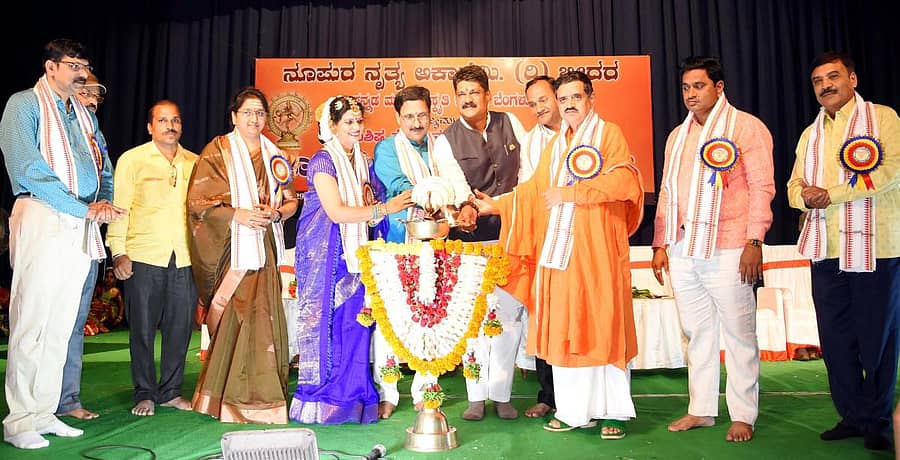 ಬೀದರ್‌ನ ಪೂಜ್ಯ ಚನ್ನಬಸವ ಪಟ್ಟದ್ದೇವರು ರಂಗ ಮಂದಿರದಲ್ಲಿ ಆಯೋಜಿಸಿದ್ದ ರಾಜ್ಯಮಟ್ಟದ ನೂಪುರ ನೃತ್ಯೋತ್ಸವವನ್ನು ಡಾ. ಗುರುಪಾದಪ್ಪ ನಾಗಮಾರಪಳ್ಳಿ ಸೂಪರ್ ಸ್ಪೆಷಾಲಿಟಿ ಸಹಕಾರ ಆಸ್ಪತ್ರೆಯ ಅಧ್ಯಕ್ಷ ಸೂರ್ಯಕಾಂತ ನಾಗಮಾರಪಳ್ಳಿ ಉದ್ಘಾಟಿಸಿದರು