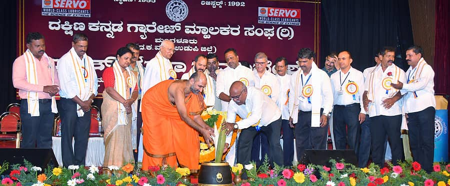 ಕಾರ್ಯಕ್ರಮವನ್ನು ವಿದ್ಯಾಪ್ರಸನ್ನ ತೀರ್ಥ ಸ್ವಾಮೀಜಿ ಹೊಂಬಾಳೆ ಅರಳಿಸುವ ಮೂಲಕ ಉದ್ಘಾಟಿಸಿದರು