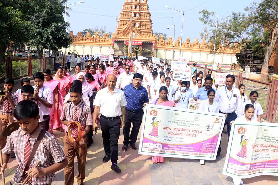 ಚಾಮರಾಜನಗರದಲ್ಲಿ ಸೋಮವಾರ ನಡೆದ ಸ್ಪರ್ಶ್ ಕುಷ್ಠರೋಗ ಜಾಗೃತಿ ಅಭಿಯಾನ ಜಾಥಾದಲ್ಲಿ ಜಿಲ್ಲಾಧಿಕಾರಿ ಡಿ.ಎಸ್.ರಮೇಶ್, ಡಿಎಚ್ಒ ಡಾ.ವಿಶ್ವೇಶ್ವರಯ್ಯ, ವಿದ್ಯಾರ್ಥಿಗಳು ಭಾಗವಹಿಸಿದ್ದರು