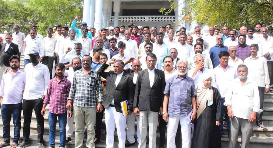 ಕಲಬುರಗಿ ಜಿಲ್ಲಾಧಿಕಾರಿ ಕಚೇರಿ ಎದುರು ರೈತರು ಹಾಗೂ ಅವರ ಪರ ವಕೀಲರು ಸೋಮವಾರ ಪ್ರತಿಭಟನೆ ನಡೆಸಿದರು