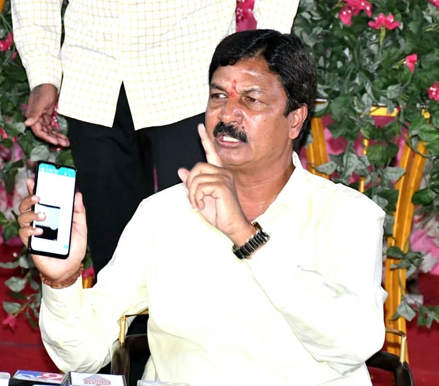 ಬೆಳಗಾವಿಯಲ್ಲಿ ಸೋಮವಾರ ಶಾಸಕ ರಮೇಶ ಜಾರಕಿಹೊಳಿ ಅವರು ಡಿ.ಕೆ.ಶಿವಕುಮಾರ ಅವರಿಗೆ ಸಂಬಂಧಿಸಿದ ಆಡಿಯೊ ಕೇಳಿಸಲು ಯತ್ನಿಸಿದರು