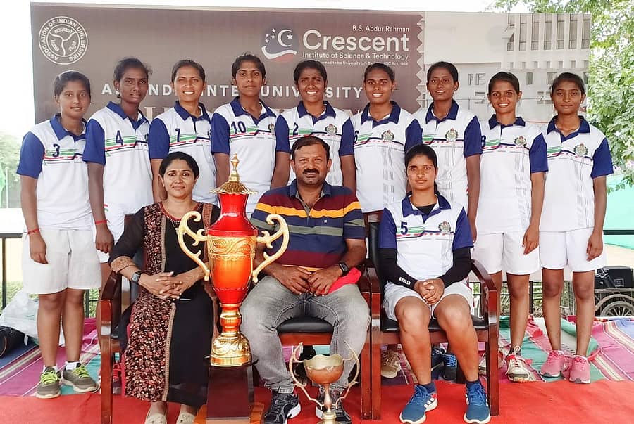 ಪ್ರಶಸ್ತಿ ಗೆದ್ದ ಮಂಗಳೂರು ವಿವಿ ತಂಡ. ನಿಂತವರು (ಎಡದಿಂದ): ಸಹನಾ, ವಿದ್ಯಾಶ್ರೀ, ಕವನ, ಯಮುನಾ, ದಿವ್ಯ, ಪಲ್ಲವಿ, ಮೇಘನಾ, ಶ್ವೇತಾ, ಪ್ರಿಯಾ. ಕುಳಿತವರು: ರಾಕಿ ಪೂವಮ್ಮ.ಎಂ (ವ್ಯವಸ್ಥಾಪಕಿ), ಪ್ರವೀಣ್ ಕುಮಾರ್ ಕೆ (ಕೋಚ್), ಜಯಲಕ್ಷ್ಮಿ ಜಿ