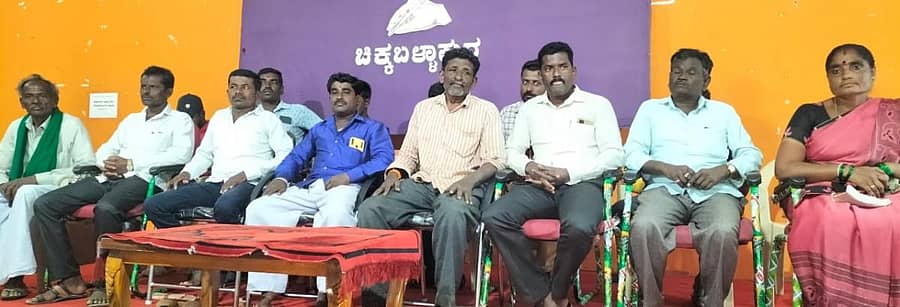 ಚಿಕ್ಕಬಳ್ಳಾಪುರದಲ್ಲಿ ನಡೆದ ಸುದ್ದಿಗೋಷ್ಠಿಯಲ್ಲಿ ಪಾಲ್ಗೊಂಡಿದ್ದ ಆವಲಗುರ್ಕಿ ಪಂಚಾಯಿತಿ ವ್ಯಾಪ್ತಿಯ ಕಾಂಗ್ರೆಸ್ ಮುಖಂಡರು