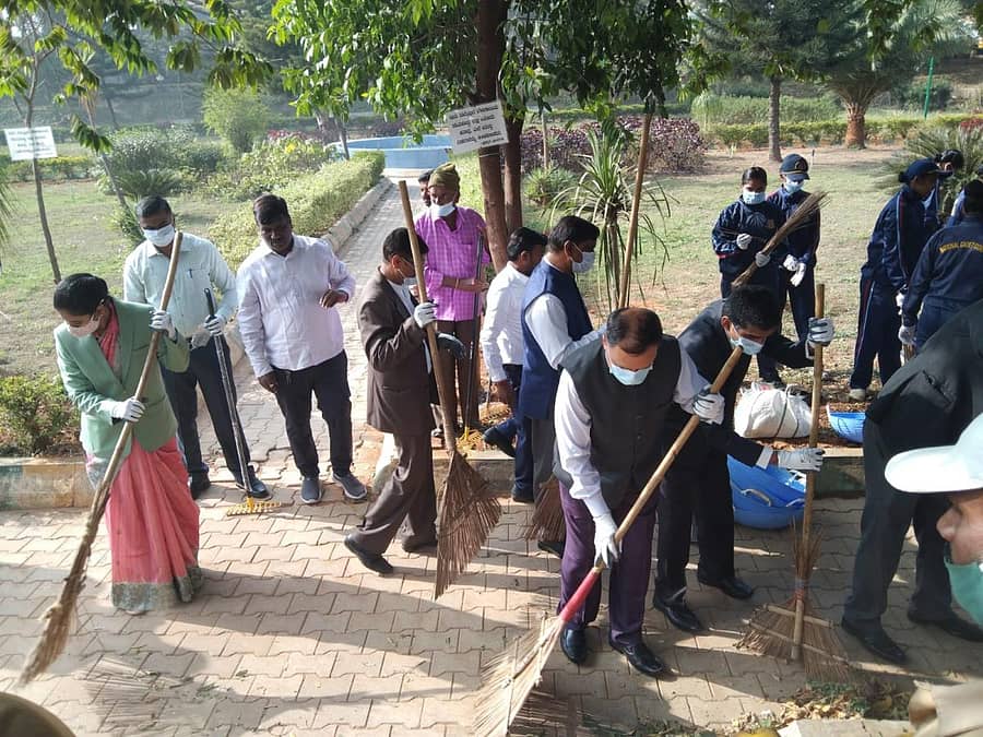 ರಾಷ್ಟ್ರೀಯ ಸ್ವಚ್ಛತಾ ದಿನಾಚರಣೆ ಅಂಗವಾಗಿ ಚಿಕ್ಕಬಳ್ಳಾಪುರದ ಚನ್ನಯ್ಯ ಉದ್ಯಾನದಲ್ಲಿ ನ್ಯಾಯಾಧೀಶರು, ಎನ್ಎಸ್ಎಸ್ ವಿದ್ಯಾರ್ಥಿಗಳು, ನಗರಸಭೆ ಅಧಿಕಾರಿಗಳು ಸ್ವಚ್ಛತಾ ಕಾರ್ಯ ನಡೆಸಿದರು