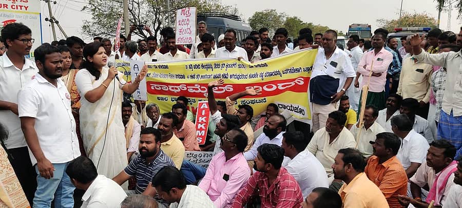 ಅಖಿಲ ಭಾರತ ರೈತ ಕೃಷಿ ಕಾರ್ಮಿಕರ ಸಂಘಟನೆ ಜಿಲ್ಲಾ ಘಟಕದ ನೇತೃತ್ವದಲ್ಲಿ ರೈತರು ಸೋಮವಾರ ರಾಯಚೂರಿನ ಸಾತ್ ಮೈಲ್ ಕ್ರಾಸ್ ಬಳಿ ರಸ್ತೆ ತಡೆದು ಪ್ರತಿಭಟನೆ ನಡೆಸಿದರು