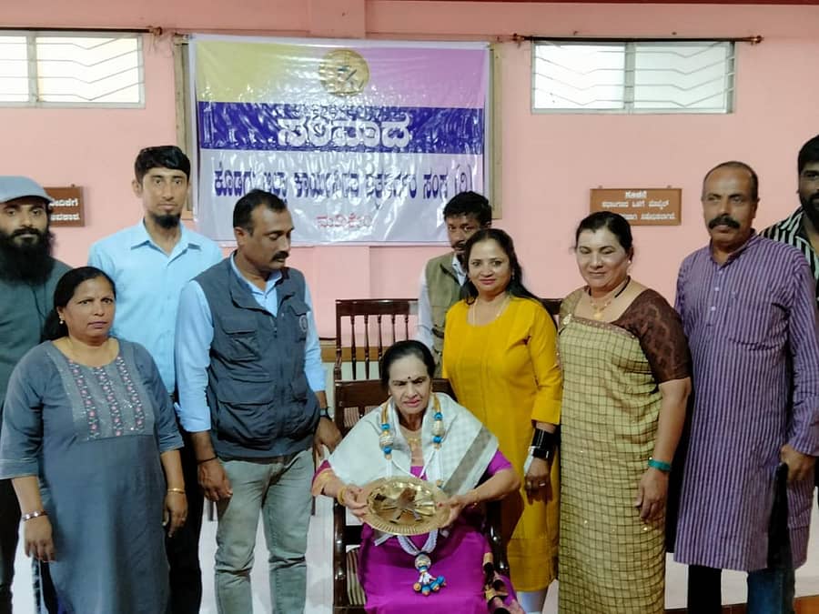 ಪದ್ಮಶ್ರೀ ಪುರಸ್ಕೃತ ಹಿರಿಯ ಕಲಾವಿದೆ ಐಮುಡಿಯಂಡ ರಾಣಿ ಮಾಚಯ್ಯ ಅವರನ್ನು ಕೊಡಗು ಜಿಲ್ಲಾ ಕಾರ್ಯನಿರತ ಪತ್ರಕರ್ತರ ಸಂಘದ ವತಿಯಿಂದ ಮಡಿಕೇರಿಯ ಪತ್ರಿಕಾ ಭವನದಲ್ಲಿ ಸೋಮವಾರ ಸನ್ಮಾನಿಸಲಾಯಿತು. ಸಂಘದ ಪ್ರಧಾನ ಕಾರ್ಯದರ್ಶಿ ಅನು ಕಾರ್ಯಪ್ಪ ಹಾಗೂ ಅಧ್ಯಕ್ಷೆ ಸವಿತಾ ರೈ ಇದ್ದಾರೆ