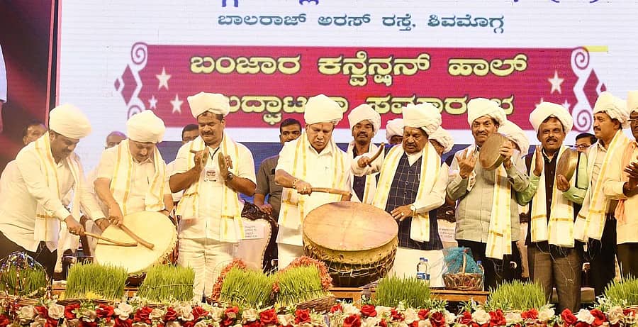 ಶಿವಮೊಗ್ಗದಲ್ಲಿ ಸೋಮವಾರ ಬಂಜಾರ ಸಮುದಾಯ ಭವನ ಉದ್ಘಾಟನಾ ಸಮಾರಂಭವನ್ನು ಬಿಜೆಪಿ ಸಂಸದೀಯ ಮಂಡಳಿ ಸದಸ್ಯ ಬಿ.ಎಸ್.ಯಡಿಯೂರಪ್ಪ ಉದ್ಘಾಟಿಸಿದರು