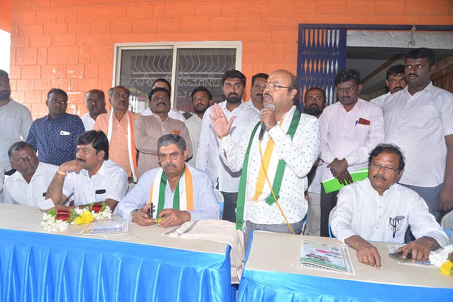 ಕೋಲಾರದ ಬಸವನತ್ತದಲ್ಲಿ ಶಾಸಕ ಡಾ.ಯತೀಂದ್ರ ಸಿದ್ದರಾಮಯ್ಯ ಮಾತನಾಡಿದರು. ವಿಧಾನ ಪರಿಷತ್ ಶಾಸಕರಾದ ಎಂ.ಎಲ್.ಅನಿಲ್ ಕುಮಾರ್, ನಜೀರ್ ಅಹಮದ್, ಮಾಜಿ ಸಭಾಪತಿ ವಿ.ಆರ್.ಸುದರ್ಶನ್ ಇದ್ದಾರೆ (ಎಡಚಿತ್ರ) ಕಾಂಗ್ರೆಸ್ ಸಭೆ ವೇಳೆ ಕೋಲಾರದ ಕೋಡಿರಾಮಸಂದ್ರ ಗ್ರಾಮದಲ್ಲಿ ಸೇರಿದ್ದ ಮಹಿಳೆಯರು