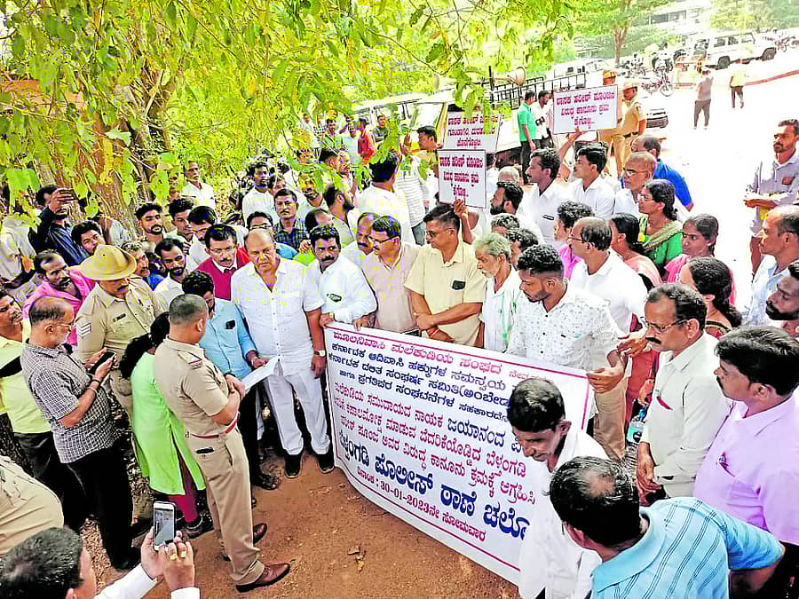 ವಿವಿಧ ಸಂಘಟನೆಗಳ ನೇತೃತ್ವದಲ್ಲಿ ಬೆಳ್ತಂಗಡಿ ಪೊಲೀಸ್ ಠಾಣೆಯ ಮುಂಭಾಗ ಪ್ರತಿಭಟನೆ ನಡೆಸಿ, ಪೊಲೀಸರಿಗೆ ಮನವಿ ಸಲ್ಲಿಸಲಾಯಿತು