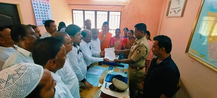 ಉಳ್ಳಾಲ ಬ್ಲಾಕ್ ಕಾಂಗ್ರೆಸ್ ವತಿಯಿಂದ ಉಳ್ಳಾಲ ಠಾಣೆಗೆ ಮನವಿ ನೀಡಲಾಯಿತು.