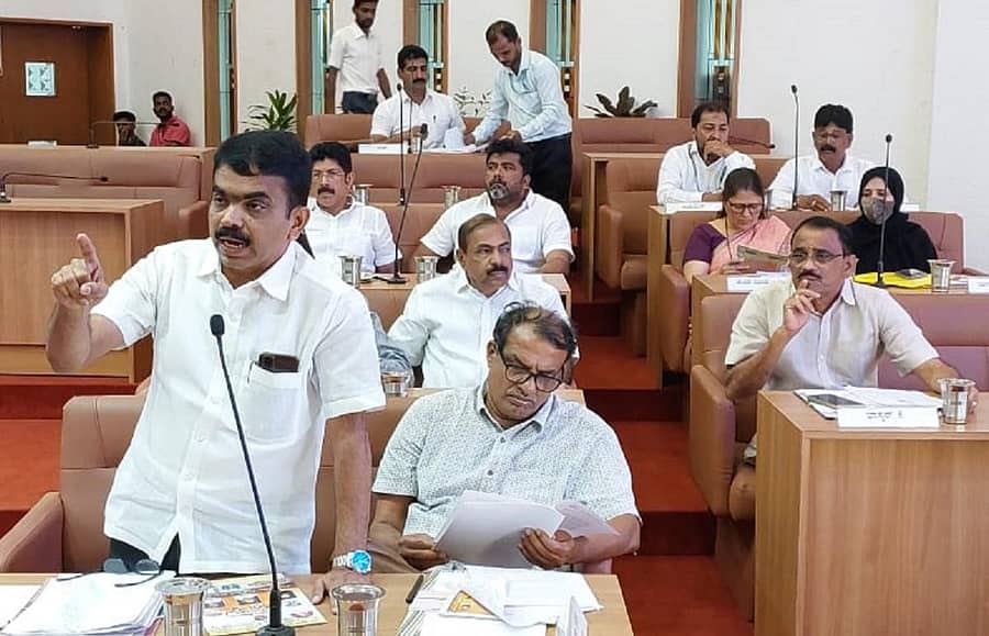 ಪಾಲಿಕೆ ಸಾಮಾನ್ಯ ಸಭೆಯಲ್ಲಿ ವಿರೋಧ ಪಕ್ಷದ ನಾಯಕ ನವೀನ್ ಡಿಸೋಜ ಮಂಗಳವಾರ ಮಾತನಾಡಿದರು. ವಿಧಾನ ಪರಿಷತ್ ಸದಸ್ಯ ಮಂಜುನಾಥ ಭಂಡಾರಿ ಹಾಗೂ ಇತರರು ಇದ್ದಾರೆ