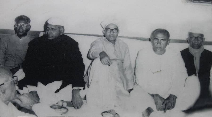 ಶಿಡ್ಲಘಟ್ಟದ ನಿವಾಸಿ, ಕೆಪಿಸಿಸಿ ಅಧ್ಯಕ್ಷರೂ, ಸ್ವಾತಂತ್ರ್ಯ ಹೋರಾಟಗಾರರೂ ಆಗಿದ್ದ ಕೆ.ಕೊಂಡಪ್ಪನವರ ಮನೆಗೆ ರಾಜ್ಯದ ಮಾಜಿ ಮುಖ್ಯಮಂತ್ರಿಗಳಾದ ಕೆಂಗಲ್‌ಹನುಮಂತಯ್ಯ ಮತ್ತು ಡಿ.ದೇವರಾಜ ಅರಸ್ 1970 ಭೇಟಿ ನೀಡಿದ್ದರು