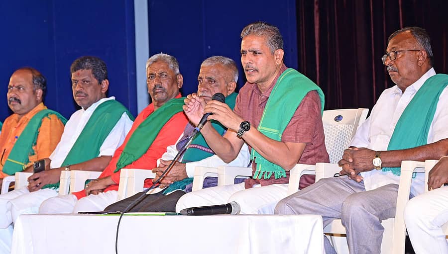 ನಗರದಲ್ಲಿ ಮಂಗಳವಾರ ಕರ್ನಾಟಕ ರಾಜ್ಯ ರೈತ ಸಂಘ ಹಾಗೂ ಹಸಿರು ಸೇನೆ ಆಯೋಜಿಸಿದ್ದ ಕೃಷಿ ಕಾಯ್ದೆಗಳನ್ನು ವಾಪಸ್ ಪಡೆಯಲು ಸರ್ಕಾರಕ್ಕೆ ಅಂತಿಮ ಒತ್ತಾಯ ಸಭೆಯಲ್ಲಿ ರಾಜ್ಯ ಅಧ್ಯಕ್ಷ ಕೋಡಿಹಳ್ಳಿ ಚಂದ್ರಶೇಖರ್ ಮಾತನಾಡಿದರು. (ಎಡದಿಂದ) ಕಾರ್ಯದರ್ಶಿ ವೀರಭದ್ರ ಸ್ವಾಮಿ, ರಾಜ್ಯ ಪ್ರಧಾನ ಕಾರ್ಯದರ್ಶಿ ಭಕ್ತರಹಳ್ಳಿ ಬೈರೇಗೌಡ, ಕಾರ್ಯದರ್ಶಿ ಹನುಮಂತಪ್ಪ, ಕಾರ್ಯಾಧ್ಯಕ್ಷ ಮಂಜುನಾಥ ಗೌಡ, ಉಪಾಧ್ಯಕ್ಷ ಕೆಂಚೇಗೌಡ ಇದ್ದರು -- –ಪ್ರಜಾವಾಣಿ ಚಿತ್ರ