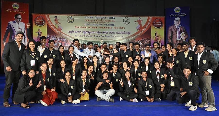 ಕಲಬುರಗಿಯ ಗುಲಬರ್ಗಾ ವಿಶ್ವವಿದ್ಯಾಲಯದಲ್ಲಿ ಸೋಮವಾರ ನಡೆದ 36ನೇ ಅಂತರ ವಿಶ್ವವಿದ್ಯಾಲಯ ದಕ್ಷಿಣ ಪೂರ್ವ ವಲಯ ಯುವಜನೋತ್ಸವದ ಸಮಾರೋಪ ಸಮಾರಂಭದಲ್ಲಿ ತೃತೀಯ ಸಮಗ್ರ ಪ್ರಶಸ್ತಿ ಪಡೆದು ಸಂಭ್ರಮಿಸಿದ ಬೆಂಗಳೂರು ಕೃಷಿ ವಿಜ್ಞಾನ ವಿಶ್ವವಿದ್ಯಾಲಯದ ವಿದ್ಯಾರ್ಥಿಗಳು – ಪ್ರಜಾವಾಣಿ ಚಿತ್ರ