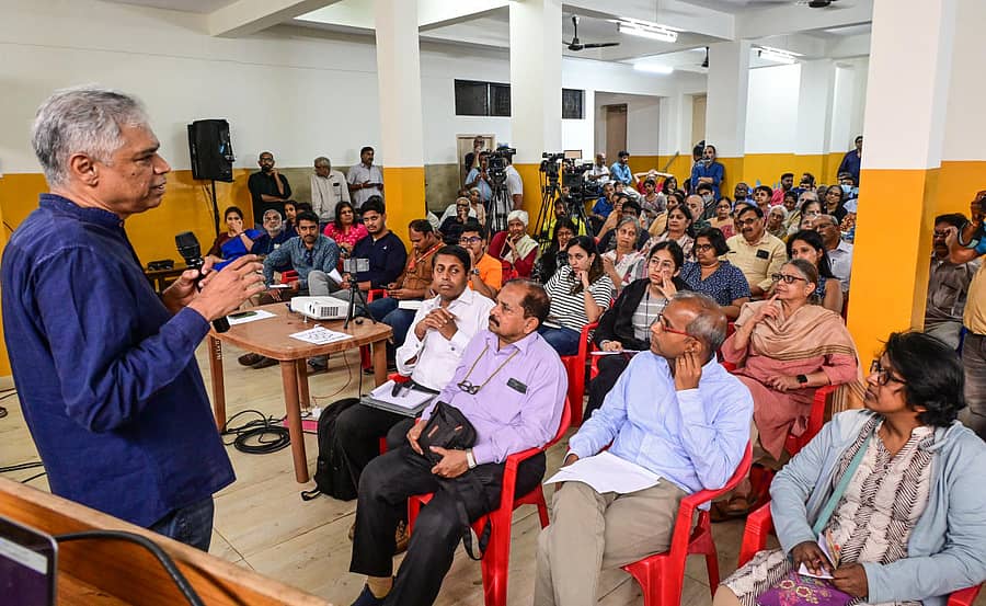 ಸ್ಯಾಂಕಿ ಕೆರೆ ತಂಡ ಮಂಗಳವಾರ ಆಯೋಜಿಸಿದ್ದ ಸಂವಾದ ಕಾರ್ಯಕ್ರಮವನ್ನು ನಟ ಪ್ರಕಾಶ್ ಬೆಳವಾಡಿ ನಿರೂಪಿಸಿದರು. ಪ್ರೊ. ಆಶೀಶ್ ವರ್ಮಾ, ರವೀಂದ್ರ ರೇಷ್ಮೆ, ವಕೀಲ ಹರೀಶ್ ನರಸಪ್ಪ, ಬೆಂಗಳೂರು ಬಸ್ ಪ್ರಯಾಣಿಕ ವೇದಿಕೆಯ ಸಹ ಸಂಸ್ಥಾಪಕಿ ಶಾಹೀನ್ ಶಾಸಾ ಹಾಗೂ ಸ್ಥಳೀಯ ನಿವಾಸಿಗಳು ಇದ್ದಾರೆ. ಪ್ರಜಾವಾಣಿ ಚಿತ್ರ