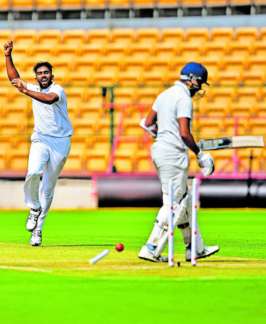 ಕರ್ನಾಟಕದ ಎಂ. ವೆಂಕಟೇಶ್ ಉತ್ತರಾಖಂಡ ತಂಡದ ಅಭಯ್ ನೇಗಿ ಅವರನ್ನು ಬೌಲ್ಡ್ ಮಾಡಿದರು –ಪ್ರಜಾವಾಣಿ ಚಿತ್ರ/ ಕೃಷ್ಣಕುಮಾರ್ ಪಿ.ಎಸ್. -