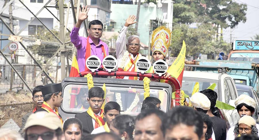 ಶಿವಮೊಗ್ಗದ ಆಲ್ಕೊಳ ವೃತ್ತದಿಂದ ಸಾಹಿತ್ಯ ಗ್ರಾಮದ ವೇದಿಕೆ ಸ್ಥಳಕ್ಕೆ ಬುಧವಾರ ಜಿಲ್ಲಾ ಕನ್ನಡ ಸಾಹಿತ್ಯ ಸಮ್ಮೇಳನದ ಅಧ್ಯಕ್ಷ ಲಕ್ಷ್ಮಣ ಕೊಡಸೆ ಅವರನ್ನು ಮೆರವಣಿಗೆಯಲ್ಲಿ ಕರೆತರಲಾಯಿತು. ಜಿಲ್ಲಾ ಕಸಾಪ ಅಧ್ಯಕ್ಷ ಡಿ.ಮಂಜುನಾಥ್ ಚಿತ್ರದಲ್ಲಿದ್ದಾರೆ