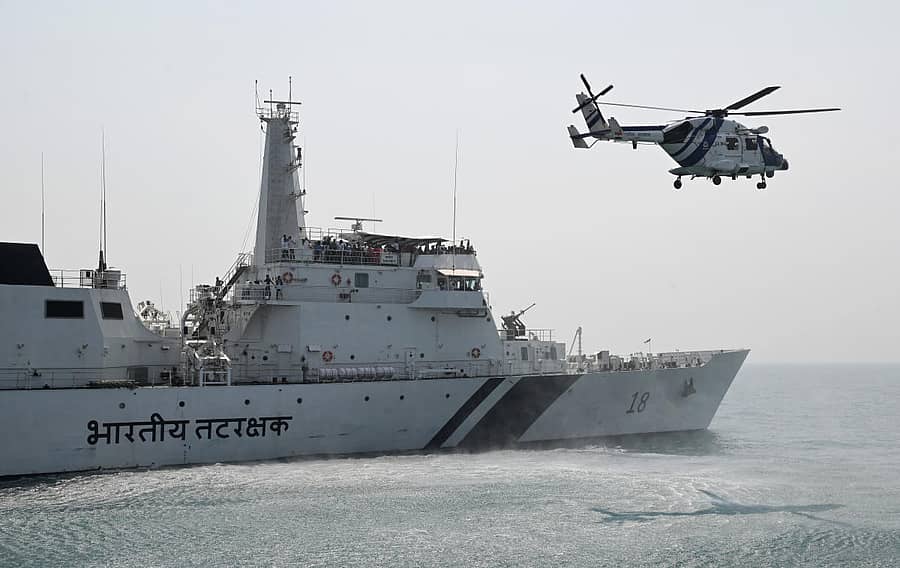 ಸಮುದ್ರ ಪಾಲಾದವರನ್ನು ಹೆಲಿಕಾಪ್ಟರ್ ಸಹಾಯದಿಂದ ರಕ್ಷಿಸುವ ಅಣಕು ಕಾರ್ಯಾಚರಣೆಯನ್ನು ಕರಾವಳಿ ರಕ್ಷಣಾ ಪಡೆಯವರು ಅರಬ್ಬಿ ಸಮುದ್ರದಲ್ಲಿ ಗುರುವಾರ ಪ್ರದರ್ಶಿಸಿದರು –ಪ್ರಜಾವಾಣಿ ಚಿತ್ರ / ಫಕ್ರುದ್ದೀನ್ ಎಚ್