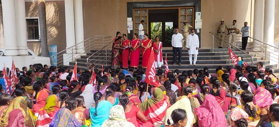 ಆದೇಶ ಹಿಂಪಡೆಯಲು ಒತ್ತಾಯಿಸಿ ಅಕ್ಷರ ದಾಸೋಹ ಬಿಸಿಯೂಟ ತಯಾರಿಕರ ಫೆಡರೇಶನ್ (ಎಐಟಿಯುಸಿ) ಜಿಲ್ಲಾ ಸಮಿತಿಯಿಂದ ಜಿಲ್ಲಾಧಿಕಾರಿ ಕಚೇರಿ ಬಳಿ ಗುರುವಾರ ಪ್ರತಿಭಟನೆ ನಡೆಯಿತು