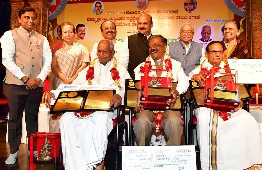 ಕಾರ್ಯಕ್ರಮದಲ್ಲಿ ಎಂ.ಎಸ್. ಸಿಂಧೂರ, ಅಶೋಕ ಚಂದರಗಿ, ರಾಜೇಂದ್ರ ಕಲ್ಲೂರಾಯ (ಎಡನೀರು ಮಠ) ಅವರಿಗೆ ‘ಗಡಿನಾಡ ಚೇತನ’ ಪ್ರಶಸ್ತಿ ಪ್ರದಾನ ಮಾಡಲಾಯಿತು. ಪ್ರಕಾಶ್ ಮತ್ತೀಹಳ್ಳಿ, ರಾಣಿ ಸತೀಶ್, ಸಿ.ಸೋಮಶೇಖರ, ಬಸವರಾಜ ಬೊಮ್ಮಾಯಿ, ಚಂದ್ರಶೇಖರ ಕಂಬಾರ, ಲೀಲಾದೇವಿ ಆರ್. ಪ್ರಸಾದ್ ಇದ್ದಾರೆ – ಪ್ರಜಾವಾಣಿ ಚಿತ್ರ.