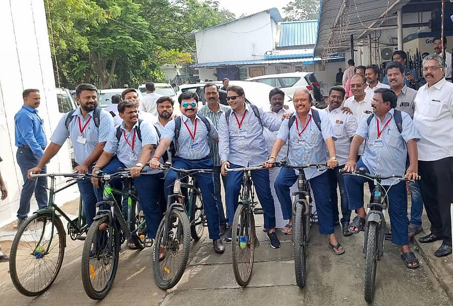 ಪುದುಚೇರಿಯಲ್ಲಿ ಶಾಲಾ ಸಮವಸ್ತ್ರ ಹಾಗೂ ಬ್ಯಾಗ್‌ ಧರಿಸಿ ಸೈಕಲ್‌ನಲ್ಲಿ ಕಲಾಪಕ್ಕೆ ಬಂದ ಡಿಎಂಕೆ ಪಕ್ಷದ ಶಾಸಕರು –ಪಿಟಿಐ ಚಿತ್ರ