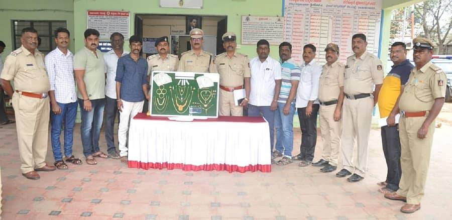 ಕೊಳ್ಳೇಗಾಲದ ಬಸವೇಶ್ವರ ನಗರದ ಮನೆಯಲ್ಲಿ ನಡೆದ ಕಳ್ಳತನ ಪ್ರಕರಣ ಭೇದಿಸಿದ ಪೊಲೀಸರ ತಂಡವು ಆರೋಪಿಗಳಿಂದ ವಶಪಡಿಸಿಕೊಳ್ಳಲಾದ ಚಿನ್ನಾಭರಣ ಹಾಗೂ ನಗದು ಹಣ ಪ್ರದರ್ಶಿಸಿತು