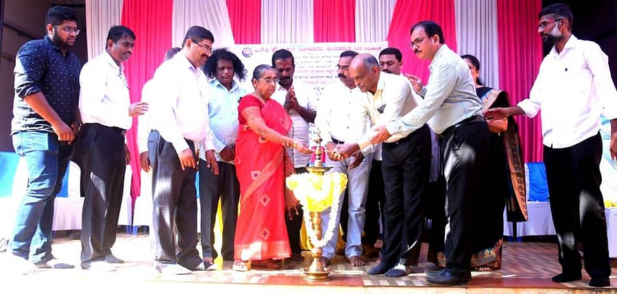 ನೇತ್ರ ತಪಾಸಣೆ ಶಿಬಿರ, ಸಾಧಕರಿಗೆ ಸನ್ಮಾನ ಕಾರ್ಯಕ್ರಮವನ್ನು ಲಚ್ಚ ದೇವಾಡಿಗ ಉದ್ಘಾಟಿಸಿದರು. ಜಿಲ್ಲಾ ಆರೋಗ್ಯಾಧಿಕಾರಿ ಡಾ.ನಾಗಭೂಷಣ ಉಡುಪ, ಡಾ.ನಾಗೇಶ್, ಕೃಷ್ಣ ಗೊಲ್ಲ, ನಾಗರಾಜ್ ರಾಯಪ್ಪನಮಠ ಇದ್ದರು