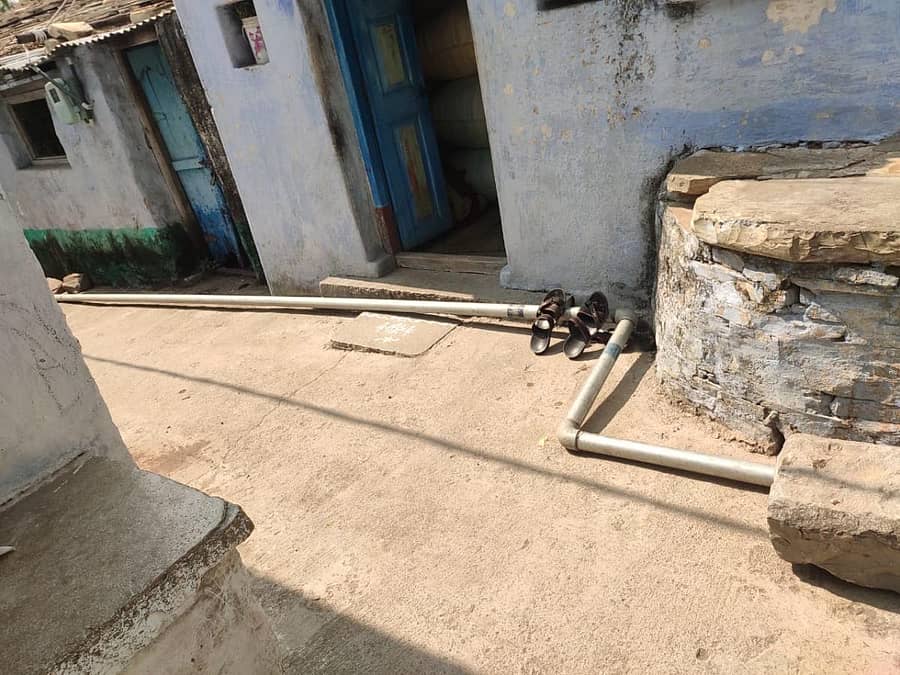 ಕಲಬುರಗಿ ಜಿಲ್ಲೆಯ ಶಹಾಬಾದ್ ತಾಲ್ಲೂಕಿನ ತೊನಸನಹಳ್ಳಿ (ಎಸ್) ಗ್ರಾಮದಲ್ಲಿ ಮನೆಗಳ ಮುಂದೆ ಹಾಕಿರುವ ಕುಡಿಯುವ ನೀರಿನ ಪೈಪ್ಲೈನ್