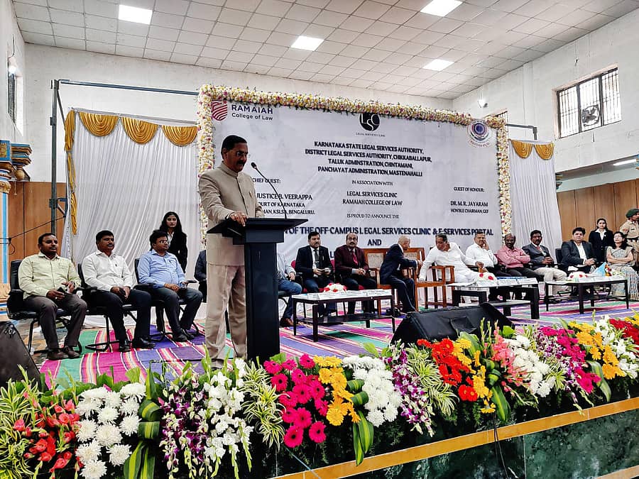 ಚಿಂತಾಮಣಿ ತಾಲ್ಲೂಕಿನ ಕೈವಾರದಲ್ಲಿ ಶನಿವಾರ ನಡೆದ ಕಾನೂನು ಸಾಕ್ಷರತಾ ಕಾರ್ಯಕ್ರಮದಲ್ಲಿ ಹೈಕೋರ್ಟ್ ನ್ಯಾಯಮೂರ್ತಿ ಬಿ. ವೀರಪ್ಪ ಮಾತನಾಡಿದರು