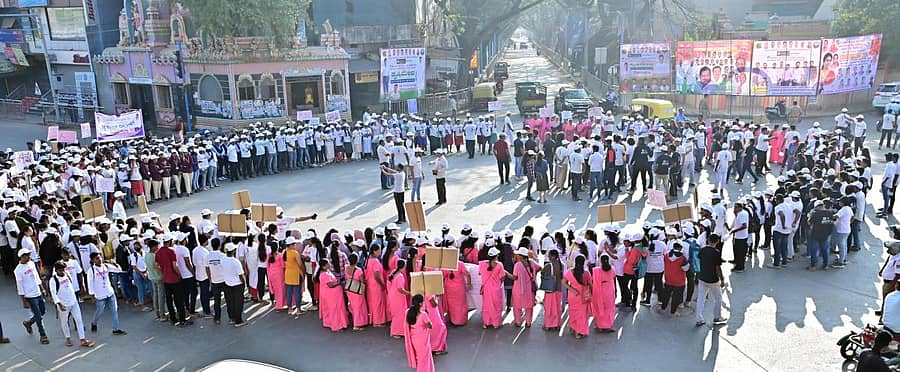 ದಾವಣಗೆರೆಯ ಹೈಸ್ಕೂಲ್ ಮೈದಾನದಲ್ಲಿ ಪ್ರಜಾವಾಣಿ ಅಮೃತ ಮಹೋತ್ಸವ ಅಂಗವಾಗಿ ಆಯೋಜಿಸಿದ್ದ ಕ್ಯಾನ್ಸರ್ ನಡೆ ಜಾಗೃತಿ ಜಾಥಾ ಕಾರ್ಯಕ್ರಮದಲ್ಲಿ ವಿವಿಧ ಶಾಲಾ ಕಾಲೇಜುಗಳ ಮತ್ತು ಸಂಘ ಸಂಸ್ಥೆಗಳ ಸದಸ್ಯರು ಜಯದೇವ ಸರ್ಕಲ್ನಲ್ಲಿ ಮಾನವ ಸರಪಳಿ ನಿರ್ಮಿಸಿದರು (ಎಡಚಿತ್ರ). ಜಾಥಾ ಕಾರ್ಯಕ್ರಮಕ್ಕೆ ಜಿಲ್ಲಾ ಪೊಲೀಸ್ ವರಿಷ್ಠಾಧಿಕಾರಿ ಸಿ.ಬಿ.ರಿಷ್ಯಂತ್ ಹಸಿರು ನಿಶಾನೆ ತೋರಿಸಿದರು. ಜಿಲ್ಲಾ ಪಂಚಾಯಿತಿ ಸಿಇಒ ಚನ್ನಪ್ಪ, ಜಿಲ್ಲಾ ಸರ್ವೇಕ್ಷಣಾಧಿಕಾರಿ ಡಾ. ಜಿ.ಡಿ.ರಾಘವನ್, ಡಿಎಚ್ಒ ಡಾ. ನಾಗರಾಜ, ಪ್ರಜಾವಾಣಿ ಬ್ಯೂರೋ ಮುಖ್ಯಸ್ಥರಾದ ಸಿದ್ದಯ್ಯ ಹಿರೇಮಠ್, ವಿವಿಧ ಆಸ್ಪತ್ರೆಗಳ ವೈದ್ಯರು ಹಾಗೂ ಇತರರು ಇದ್ದಾರೆ –ಪ್ರಜಾವಾಣಿ ಚಿತ್ರ/ ಸತೀಶ್ ಬಡಿಗೇರ್