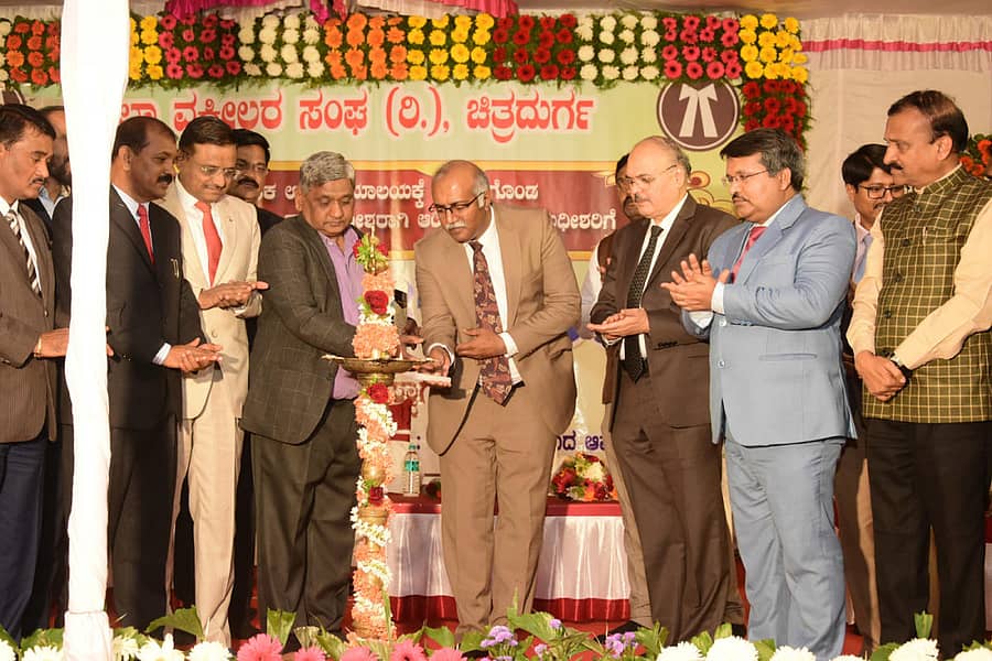 ಚಿತ್ರದುರ್ಗದ ಜಿಲ್ಲಾ ನ್ಯಾಯಾಲಯದ ಆವರಣದಲ್ಲಿ ಜಿಲ್ಲಾ ವಕೀಲರ ಸಂಘ ಶನಿವಾರ ಆಯೋಜಿಸಿದ್ದ ಸಮಾರಂಭವನ್ನು ಹೈಕೋರ್ಟ್ ನ್ಯಾಯಮೂರ್ತಿ ಎಸ್.ಸುನಿಲ್ ದತ್ ಯಾದವ್ ಉದ್ಘಾಟಿಸಿದರು.