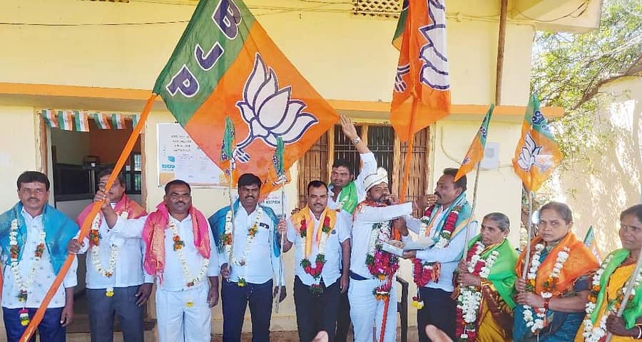 ಬೀದರ್ ತಾಲ್ಲೂಕಿನ ಮರಕಲ್ ಗ್ರಾಮ ಪಂಚಾಯಿತಿಯ ನೂತನ ಅಧ್ಯಕ್ಷರಾಗಿ ಅವಿರೋಧವಾಗಿ ಆಯ್ಕೆಯಾದ ವೈಜಿನಾಥ ಶಂಕರ ಕಾಂಬಳೆ ಅವರಿಗೆ ಸದಸ್ಯರು ಹೂಮಾಲೆ ಹಾಕಿ ಅಭಿನಂದಿಸಿದರು