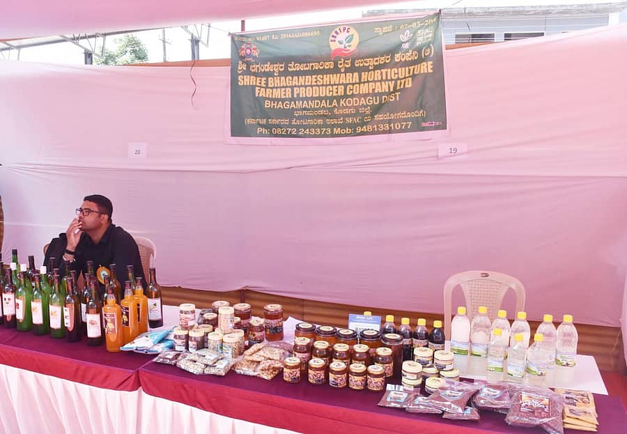 ಗಾಂಧಿ ಮೈದಾನದಲ್ಲಿ ಆಯೋಜಿಸಲಾಗಿರುವ ವೈನ್ ಮೇಳದಲ್ಲಿ ಭಗಂಡೇಶ್ವರ ತೋಟಗಾರಿಕಾ ರೈತ ಉತ್ಪಾದಕರ ಕಂಪನಿಯು ರೈತರ ಉತ್ಪನ್ನಗಳನ್ನು ಮಾರಟಕ್ಕಿರಿಸಿದೆ
