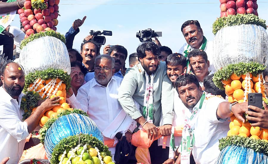 ಜಯಪುರ ಸಮೀಪದ ದಾರಿಪುರಕ್ಕೆ ಬಂದ ನಿಖಿಲ್ ಕುಮಾರಸ್ವಾಮಿ, ಜಿ.ಟಿ.ದೇವೇಗೌಡ, ಜಿ.ಡಿ.ಹರೀಶ್ ಗೌಡ ಅವರಿಗೆ ಕ್ರೇನ್ ಮೂಲಕ ಹಣ್ಣಿನ ಹಾರ ಹಾಕಲಾಯಿತು