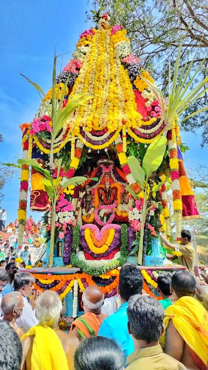 ಬೇತಮಂಗಲ ಸಮೀಪದ ಬಂಗಾರು ತಿರುಪತಿಯಲ್ಲಿ ಸಾವಿರಾರು ಭಕ್ತರ ಸಮ್ಮುಖದಲ್ಲಿ ಭಾನುವಾರ ಬ್ರಹ್ಮ ರಥೋತ್ಸವ ನಡೆಯಿತು