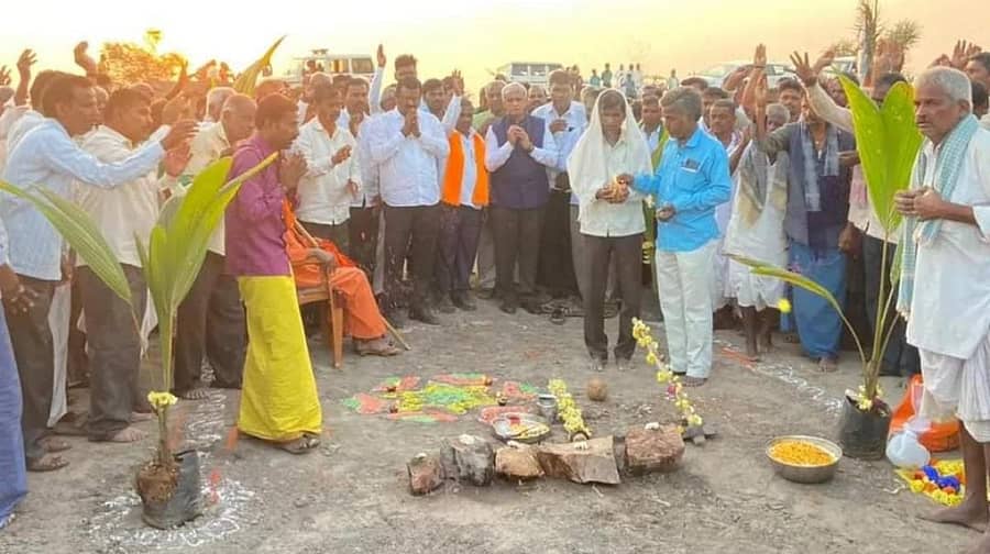 ನವಲಗುಂದ ತಾಲ್ಲೂಕಿನ ಜಾವುರ ಗ್ರಾಮ ಪಂಚಾಯ್ತಿ ವ್ಯಾಪ್ತಿಯಲ್ಲಿ ವಿವಿಧ ಅಭಿವೃದ್ಧಿ ಕಾಮಗಾರಿಗಳಿಗೆ ಸಚಿವ ಶಂಕರ ಪಾಟೀಲ ಮುನೇನಕೊಪ್ಪ ಭೂಮಿ ಪೂಜೆ ನೆರವೇರಿಸಿದರು