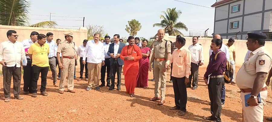 ಹರಿಹರ ತಾಲ್ಲೂಕು ರಾಜನಹಳ್ಳಿಯಲ್ಲಿ ನಡೆಯುವ ಮಹರ್ಷಿ ವಾಲ್ಮೀಕಿ ಜಾತ್ರಾ ಮಹೋತ್ಸವದ ಸಿದ್ಧತೆಯನ್ನು ಜಿಲ್ಲಾಧಿಕಾರಿ ಶಿವಾನಂದ ಕಾಪಶಿ ಸೋಮವಾರ ಪರಿಶೀಲಿಸಿದರು. ವಾಲ್ಮೀಕಿ ಗುರುಪೀಠದ ಪ್ರಸನ್ನಾನಂದ ಸ್ವಾಮೀಜಿ, ಜಾತ್ರಾ ಸಮಿತಿ ಅಧ್ಯಕ್ಷ ಎಸ್.ವಿ.ರಾಮಚಂದ್ರ,ಜಿಲ್ಲಾ ಪೊಲೀಸ್ ವರಿಷ್ಠಾಧಿಕಾರಿ ಸಿ.ಬಿ.ರಿಷ್ಯಂತ್ ಇದ್ದರು.