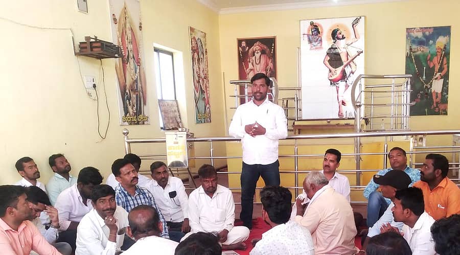 ಬೊಮ್ಮಗೊಂಡೇಶ್ವರ ಉತ್ಸವ ಪ್ರಯುಕ್ತ ಬೀದರ್ನಲ್ಲಿ ನಡೆದ ಜಿಲ್ಲಾ ಗೊಂಡ ವಿದ್ಯಾರ್ಥಿ ಸಂಘದ ಸಭೆಯಲ್ಲಿ ಸಂಘದ ಅಧ್ಯಕ್ಷ ಸಂತೋಷ ಜೋಳದಾಪಕೆ ಮಾತನಾಡಿದರು