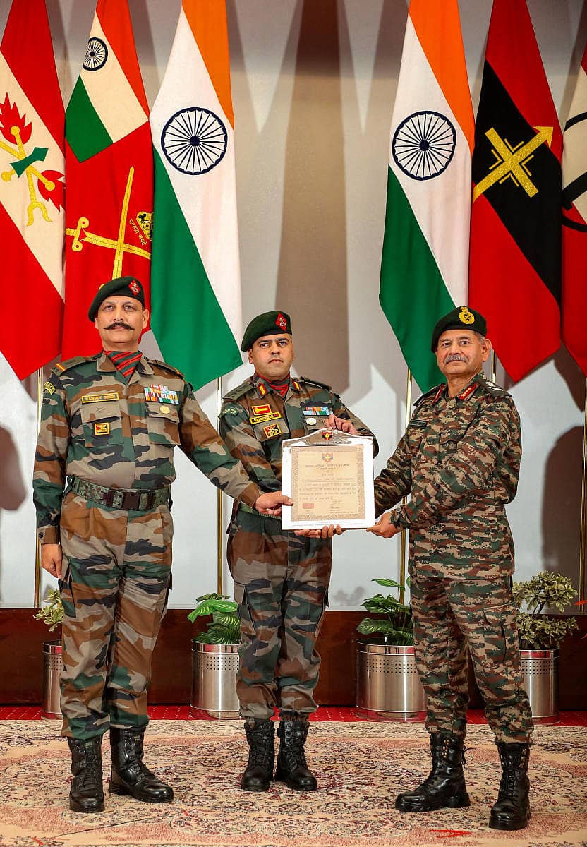 ಶ್ರೀನಗರದಲ್ಲಿ ಮಂಗಳವಾರ ನಡೆದ ಪದವಿ ಪ್ರದಾನ ಕಾರ್ಯಕ್ರಮದಲ್ಲಿ ಸೇನೆಯ ಜನರಲ್ ಆಫೀಸರ್ ಕಮಾಂಡಿಂಗ್ ಇನ್ ಚೀಫ್ ಲೆಫ್ಟಿನೆಂಟ್ ಜನರಲ್ ಉಪೇಂದ್ರ ದ್ವಿವೇದಿ ಅವರು ಸೇನಾ ಅಧಿಕಾರಿಗಳಿಗೆ ಪ್ರಶಸ್ತಿ ಪ್ರದಾನ ಮಾಡಿದರು –ಪಿಟಿಐ ಚಿತ್ರ