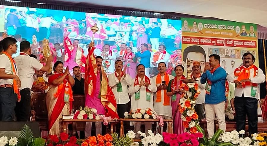 ಕಾರವಾರದಲ್ಲಿ ನಡೆದ ಜನಸಂಕಲ್ಪ ಸಮಾವೇಶ ಮತ್ತು ಪೇಜ್ ಪ್ರಮುಖರ ಸಭೆಯಲ್ಲಿ ಬಿಜೆಪಿ ಕಾರವಾರ–ಅಂಕೋಲಾ ಘಟಕದಿಂದ ನೀಡಲಾದ ಬೆಳ್ಳಿ ಗದೆಯನ್ನು ಬಿಜೆಪಿ ರಾಜ್ಯ ಘಟಕದ ಅಧ್ಯಕ್ಷ ನಳಿನ್‌ಕುಮಾರ್ ಕಟೀಲ್ ಪ್ರದರ್ಶಿಸಿದರು