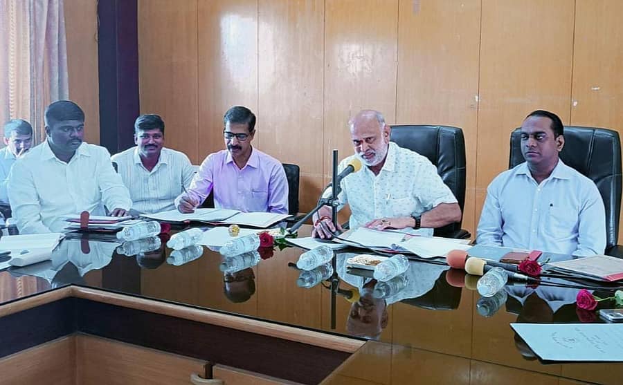 ಶಿರಸಿಯಲ್ಲಿ ಆಯೋಜಿಸಿದ್ದ ಕದಂಬೋತ್ಸವ ಪೂರ್ವಭಾವಿ ಸಭೆಯಲ್ಲಿ ಕಾರ್ಮಿಕ ಸಚಿವ ಶಿವರಾಮ ಹೆಬ್ಬಾರ ಮಾತನಾಡಿದರು. ಜಿಲ್ಲಾಧಿಕಾರಿ ಪ್ರಭುಲಿಂಗ ಕವಳಿಕಟ್ಟಿ, ಹೆಚ್ಚುವರಿ ಜಿಲ್ಲಾಧಿಕಾರಿ ರಾಜು ಮೊಗವೀರ, ಉಪವಿಭಾಗಾಧಿಕಾರಿ ದೇವರಾಜ ಆರ್. ಇತರರಿದ್ದರು.