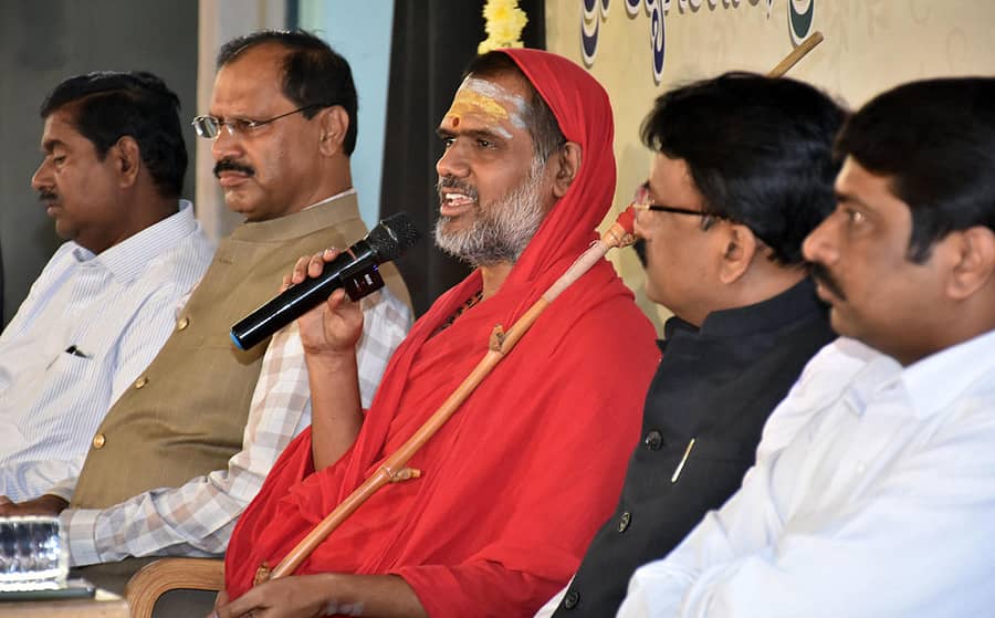 ಮೈಸೂರಿನ ಸಂಗೀತ ವಿಶ್ವವಿದ್ಯಾಲಯದಲ್ಲಿ ಗುರುವಾರ ನಡೆದ ‘ತ್ಯಾಗರಾಜ, ಪುರಂದರದಾಸ, ಕನಕದಾಸರ ಆರಾಧನಾ ಮಹೋತ್ಸವ’ದಲ್ಲಿ ದತ್ತ ವಿಜಯಾನಂದ ತೀರ್ಥ ಸ್ವಾಮೀಜಿ ಮಾತನಾಡಿದರು