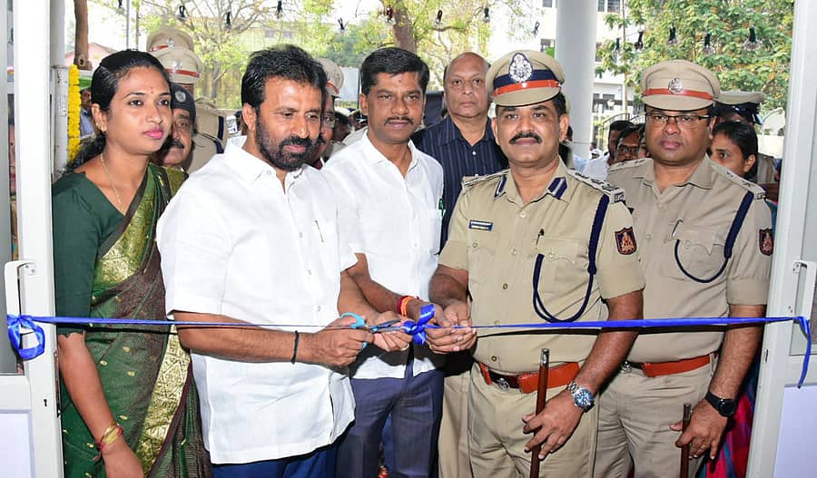 ಮೈಸೂರಿನ ಕೃಷ್ಣಾವಿಲಾಸ ರಸ್ತೆಯಲ್ಲಿನ ದೇವರಾಜ ಪೊಲೀಸ್‌ ಹಾಗೂ ಸಂಚಾರ ಠಾಣೆಗಳ ನೂತನ ಕಟ್ಟಡಗಳನ್ನು ಶಾಸಕ ಎಲ್‌.ನಾಗೇಂದ್ರ ಗುರುವಾರ ಉದ್ಘಾಟಿಸಿದರು. ಪಾಲಿಕೆ ಸದಸ್ಯೆ ಪ್ರಮೀಳಾ ಭರತ್, ಮೇಯರ್‌ ಶಿವಕುಮಾರ್, ನಗರ ‍ಪೊಲೀಸ್‌ ಆಯುಕ್ತ ರಮೇಶ್‌ ಬಾನೋತ್, ಡಿಸಿಪಿ ಎಂ.ಮುತ್ತುರಾಜ್‌ ಇದ್ದಾರೆ