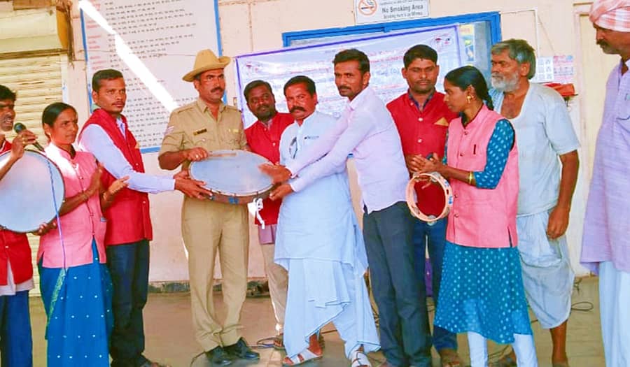 ಹುಣಸಗಿ ಬಸ್ ನಿಲ್ದಾಣದಲ್ಲಿ ಬಾಲಕಾರ್ಮಿಕ ಪದ್ಧತಿ ದುಷ್ಪರಿಣಾಮದ ಕುರಿತು ಜಾಗೃತಿ ಮೂಡಿಸುವ ಬೀದಿ ನಾಟಕಕ್ಕೆ ಚಾಲನೆ ನೀಡಲಾಯಿತು