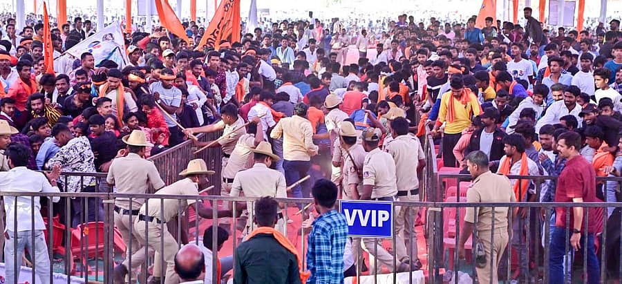 ದಾವಣಗೆರೆ ಜಿಲ್ಲೆಯ ಹರಿಹರದ ರಾಜನಹಳ್ಳಿ ವಾಲ್ಮೀಕಿ ಗುರುಪೀಠದಲ್ಲಿ ಆಯೋಜಿಸಿದ್ದ ಮಹರ್ಷಿ ವಾಲ್ಮೀಕಿ ಜಾತ್ರೆಗೆ ನಟ ಕಿಚ್ಚ ಸುದೀಪ್ ಬಾರದೇ ಇದ್ದಿದ್ದರಿಂದ ರೊಚ್ಚಿಗೆದ್ದ ಅಭಿಮಾನಿಗಳಿಂದ ಉಂಟಾದ ನೂಕುನೂಗ್ಗಲನ್ನು ಹತೋಟಿಗೆ ತರಲು ಪೊಲೀಸರು ಲಘು ಲಾಠಿ ಪ್ರಹಾರ ನಡೆಸಿದರು –ಪ್ರಜಾವಾಣಿ ಚಿತ್ರ/ ಸತೀಶ ಬಡಿಗೇರ್