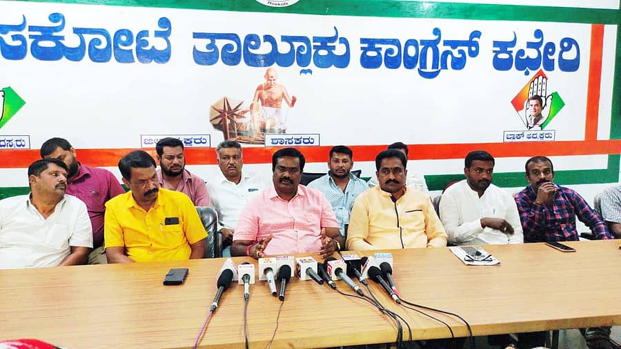 ಹೊಸಕೋಟೆಯ ಕಾಂಗ್ರೆಸ್ ಕಚೇರಿಯಲ್ಲಿ ನಡೆದ ಸುದ್ದಿಗೋಷ್ಠಿಯಲ್ಲಿ ಬ್ಲಾಕ್ ಕಾಂಗ್ರೆಸ್ನ ಉಚ್ಚಾಟಿತ ಅಧ್ಯಕ್ಷ ಎನ್.ಟಿ. ಹೇಮಂತ್ ಕುಮಾರ್ ಮಾತನಾಡಿದರು