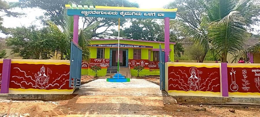 ಕಡರನಾಯ್ಕನಹಳ್ಳಿ ಸಮೀಪದ ಹಿಂಡಸಘಟ್ಟ ಕ್ಯಾಂಪಿನ ಶೃಂಗಾರಗೊಂಡ ಶಾಲೆ.