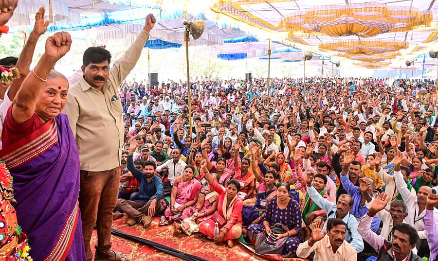 ಬೆಂಗಳೂರು ಸ್ವಾತಂತ್ರ್ಯ ಉದ್ಯಾನದಲ್ಲಿ ಶುಕ್ರವಾರ ಹಮ್ಮಿಕೊಂಡಿದ್ದ ಅರಣ್ಯ ವಾಸಿಗಳ ‘ಬೆಂಗಳೂರು ಚಲೊ’ ಪ್ರತಿಭಟನೆಯನ್ನು ಬೆಂಬಲಿಸಿ ಮಾರ್ಗರೇಟ್ ಆಳ್ವ, ರಾಜ್ಯ ಅರಣ್ಯ ಭೂಮಿ ಹಕ್ಕು ಹೋರಾಟಗಾರರ ವೇದಿಕೆ ಅಧ್ಯಕ್ಷ ಎ.ರವೀಂದ್ರನಾಯ್ಕ ಅವರು ಘೋಷಣೆ ಕೂಗಿದರು – ಪ್ರಜಾವಾಣಿ ಚಿತ್ರ