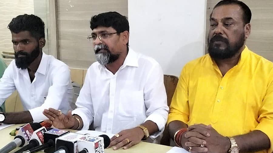 ಉಡುಪಿಯ ಸಮ್ಮರ್ ಪಾರ್ಕ್ ಹೋಟೆಲ್ ಸಭಾಂಗಣದಲ್ಲಿ ಶುಕ್ರವಾರ ಶ್ರೀರಾಮಸೇನೆ ಮಂಗಳೂರು ವಿಭಾಗ ಅಧ್ಯಕ್ಷ ಮೋಹನ್ ಭಟ್‌ ಮಾತನಾಡಿದರು.